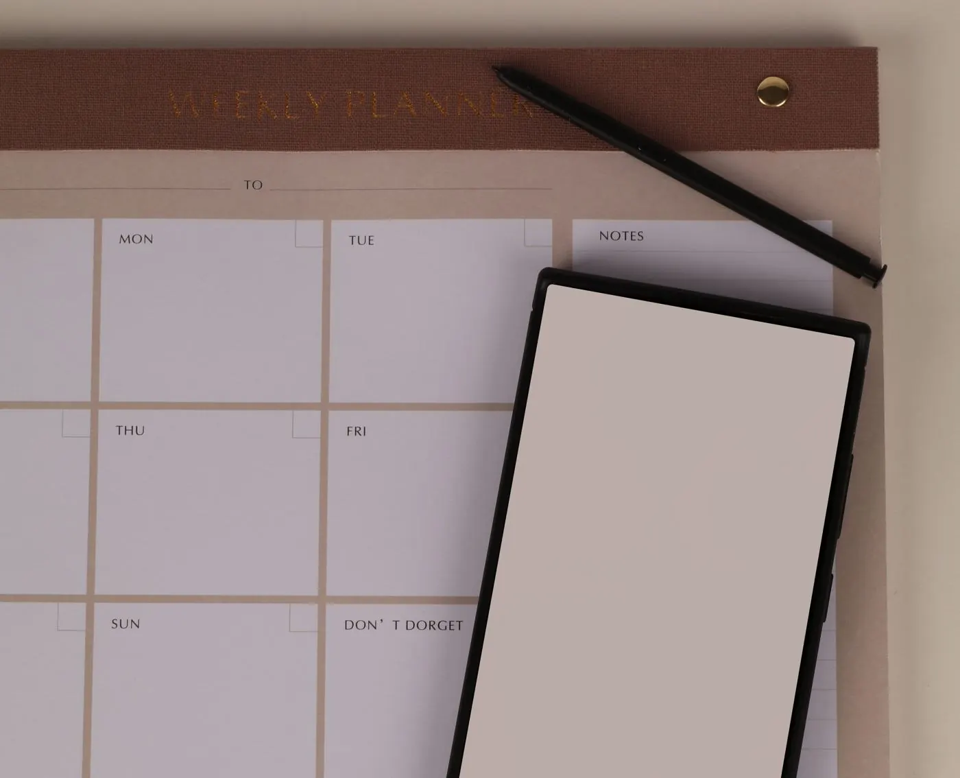 Planning hebdomadaire et téléphone sur un bureau